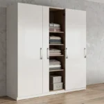 Armoire AC3M moderne blanche avec portes laquées et poignées en métal brossé dans une chambre contemporaine au style scandinave