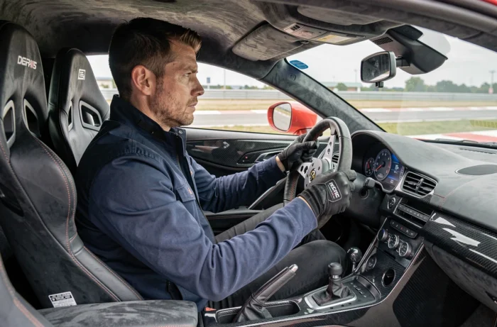 Amateur de sensations fortes au volant d'une voiture de sport haute performance en Belgique