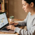 Femme naviguant sur un plan de site web depuis son bureau à domicile