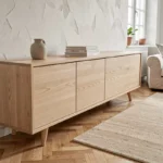 Buffet en chêne clair au design scandinave dans un salon moderne avec parquet en chevrons et tapis en laine beige